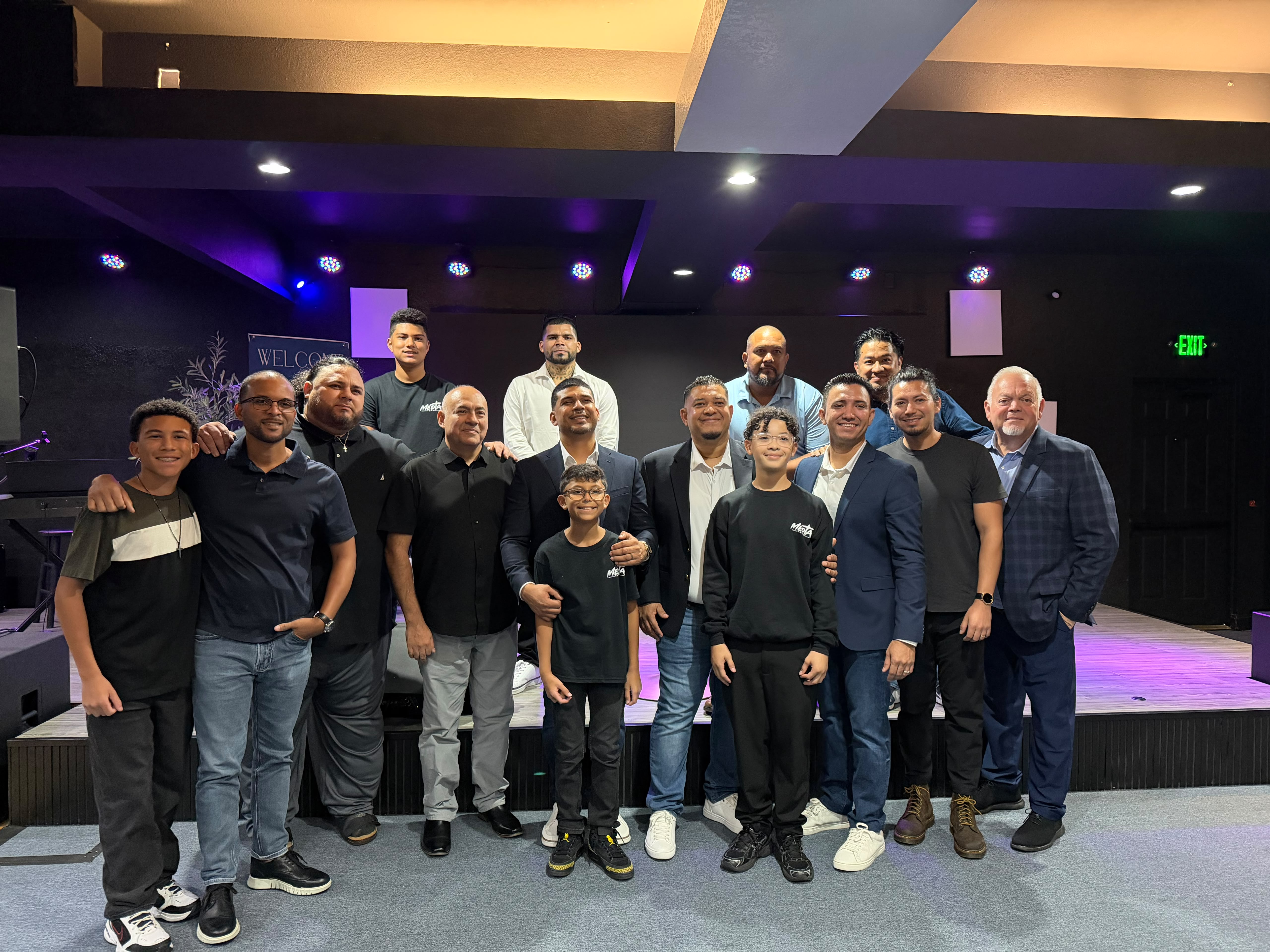 La comunidad de Ocala para Cristo reunida en la iglesia